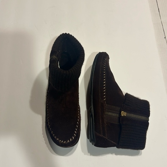 Minnetonka Shoes - Minnetonka brown suede leather upper sweater knot fold over w zippers on sides